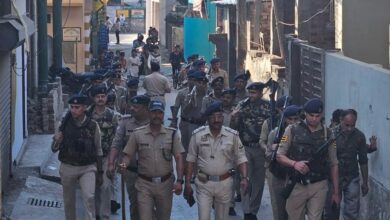 आगामी लोक सभा निर्वाचन 2024 के दृष्टिगत दून पुलिस द्वारा जनपद के समस्त थाना क्षेत्रों में अर्द्धसैनिक बलों के साथ किया फ्लैग मार्च।