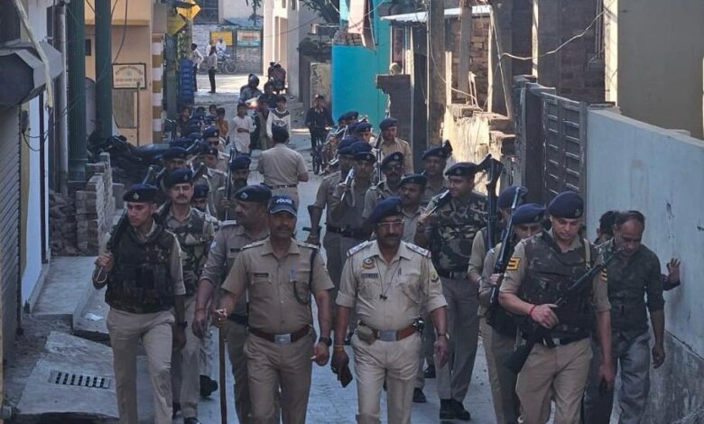 आगामी लोक सभा निर्वाचन 2024 के दृष्टिगत दून पुलिस द्वारा जनपद के समस्त थाना क्षेत्रों में अर्द्धसैनिक बलों के साथ किया फ्लैग मार्च।