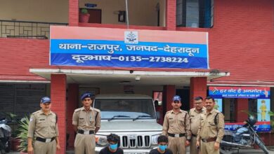 वाहन चोरी की घटना का दून पुलिस ने 24 घंटे के अन्दर किया खुलासा, घटना को अजांम देने वाले 02 अभियुक्तों को किया गिरफ्तार