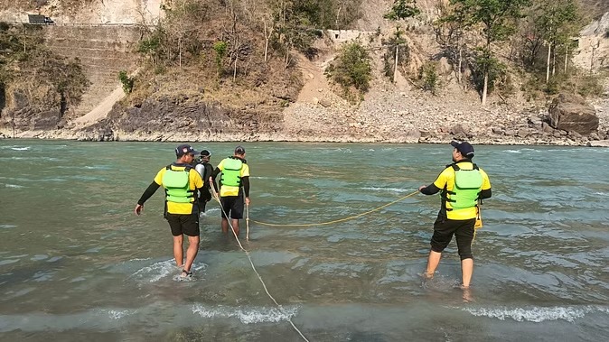 परिवार के साथ देवप्रयाग से देहरादून की तरफ घर लौट रहे थे...गंगा में नहाने उतरा बेटा डूबा, बचाने कूदे पिता भी तेज बहाव में ही बहे