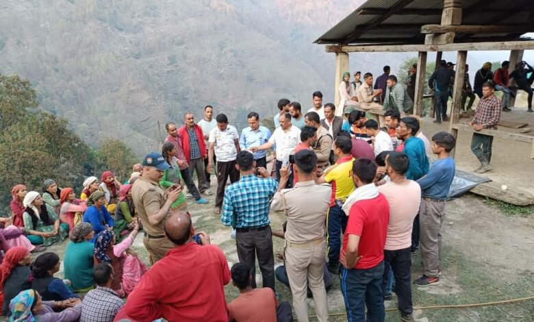 मुख्यमंत्री पुष्कर सिंह धामी के निर्देश पर उत्तरकाशी जिला प्रशासन द्वारा सालरा गांव के अग्निकांड प्रभावितों के लिए राहत सामग्री और खाद्यान्न किट का वितरण किया जा रहा है