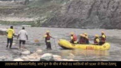 Uttarkashi: SDRF rescues 02 persons trapped between Chinyalisaur and arch bridge