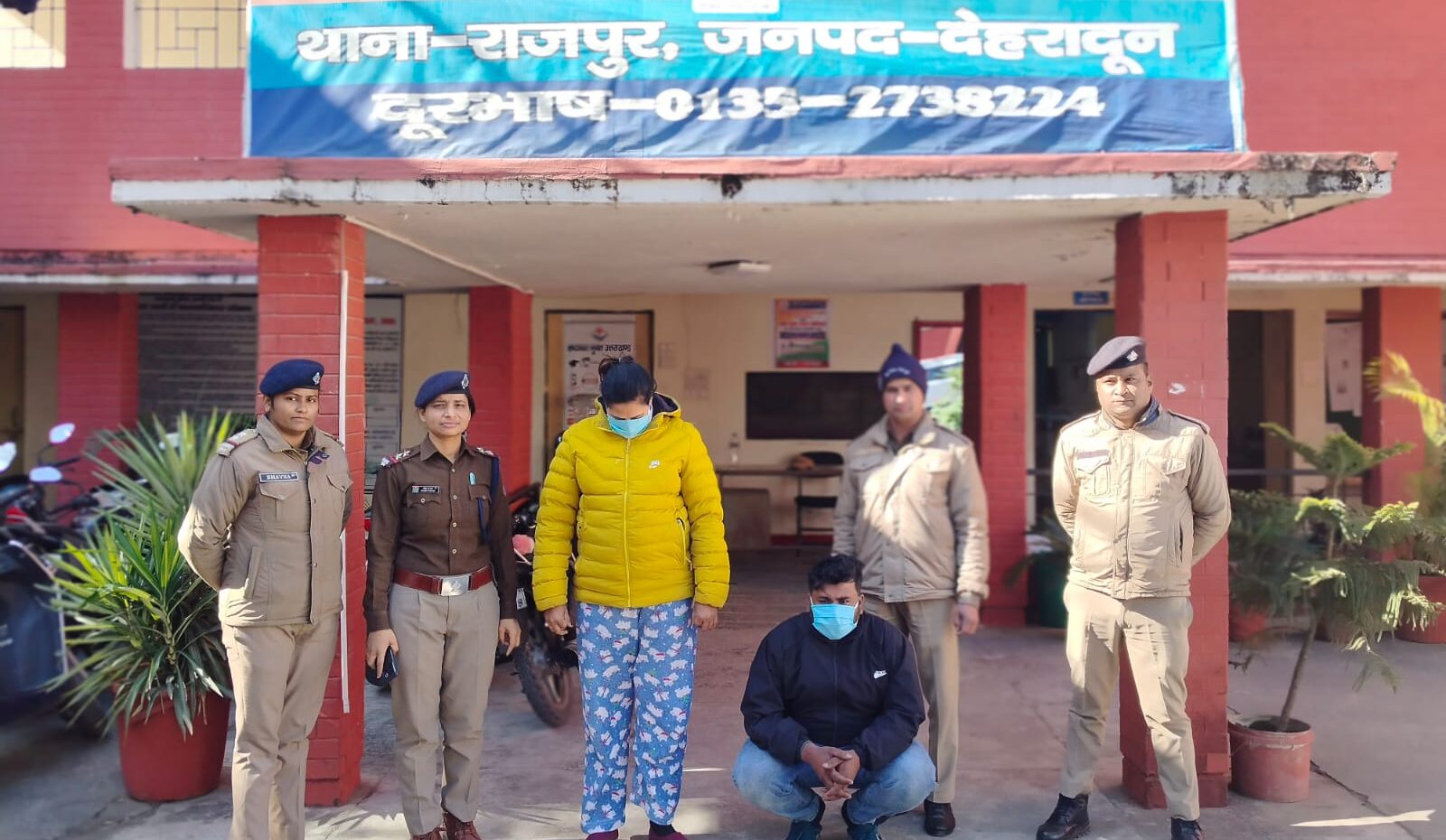 A drug smuggler with a reward of Rs 5 thousand and a vicious lady drug peddler were caught by Doon police.
