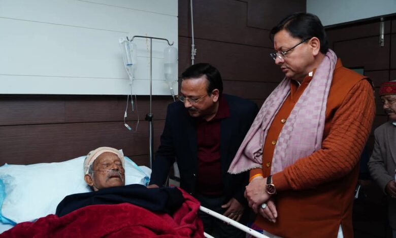 Chief Minister Dhami reached CMI Hospital, Dehradun to inquire about the well-being of former Chief Minister Bhuvan Chandra Khanduri.