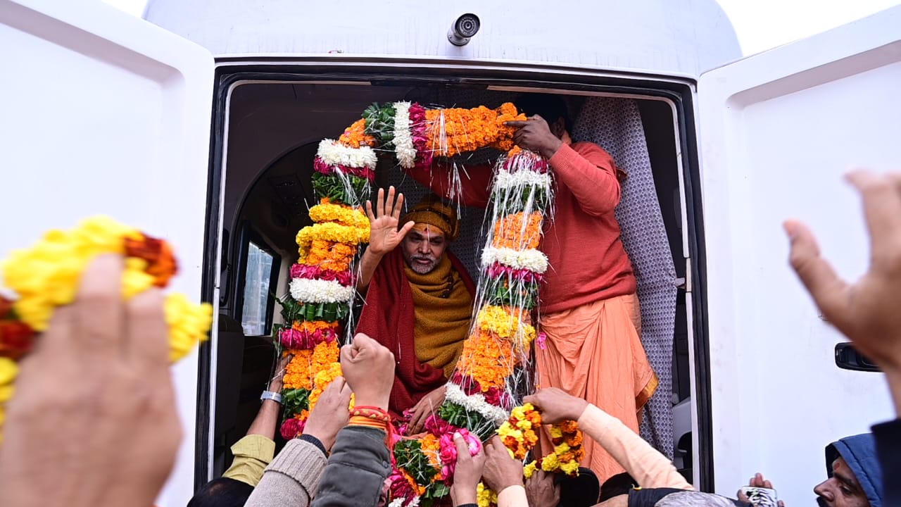 जगद्गुरु शंकराचार्य का मनकामेश्वर मंदिर में भव्य स्वागत, 8 जनवरी को प्रयागराज में करेंगे देवी-देवताओं के दर्शन