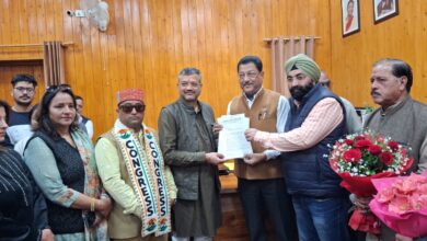 State Congress Vice President Suryakant Dhasmana and Congress delegation presented a bouquet and a memorandum of demands to Municipal Corporation Mayor Saurabh Thapliyal