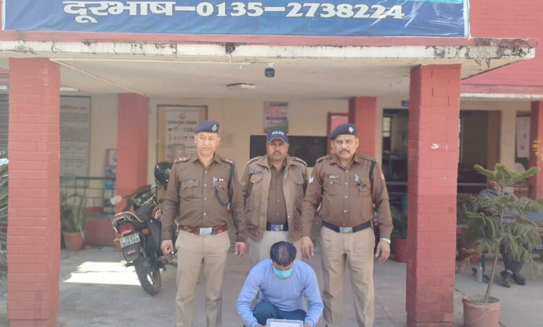The vicious thief who stole the mobile phone of Chief Justice Gujarat High Court was caught by Doon Police.