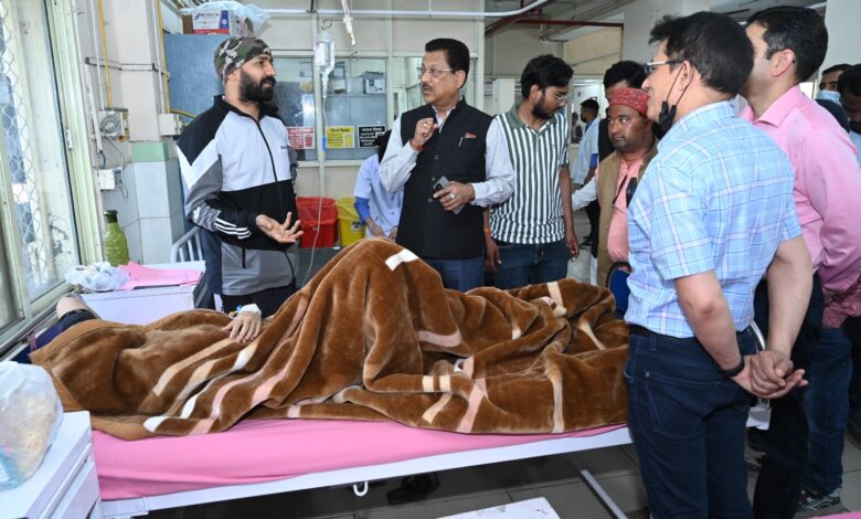 State Congress Vice President Dhasmana visited Doon Hospital to know the condition of people who fell ill due to buckwheat flour