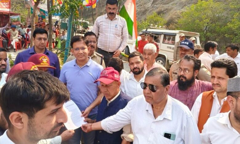 Strong protest demanding construction of Singtali motor bridge, Congress leader Vikas Negi warned the BJP government