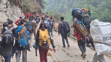 An elderly woman died during the pilgrimage to Kedarnath Dham, the body was brought to Guptkashi by helicopter
