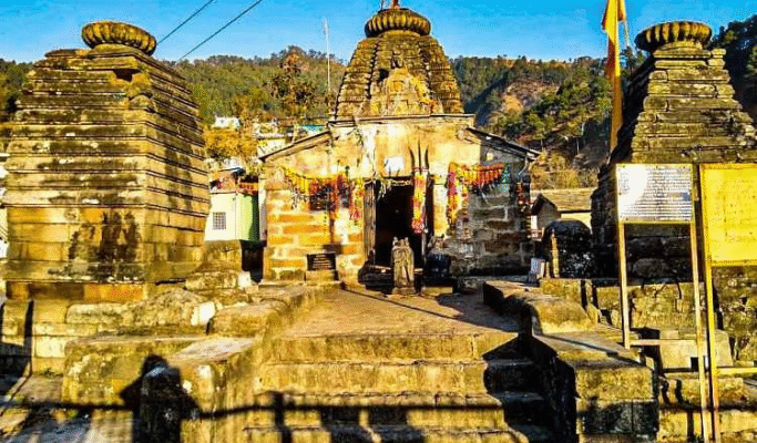 District Magistrate arrived to explore the possibilities of development work and construction of parking at Rahu temple