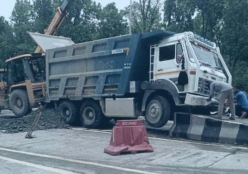 A big accident was averted in Doiwala, the driver wisely stopped the brake failed dumper