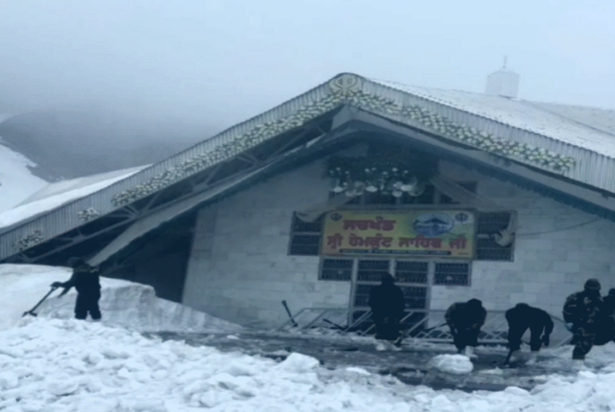 हेमकुंड साहिब यात्रा में उमड़ा भक्तों का सैलाब, कपाट खुलने के बाद हुई पहली बर्फबारी से तीर्थयात्रा बनी यादगार