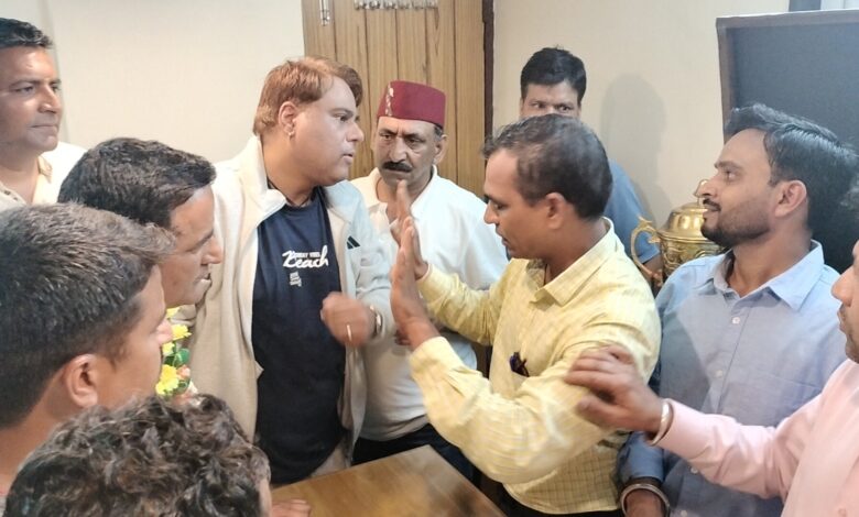 Chaos in Mussoorie Taxi Association elections Uproar over not getting certificate, solution late at night
