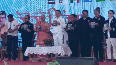 Chief Minister Dhami did yoga with more than 800 people in Bhararisain, unveiled the yoga policy