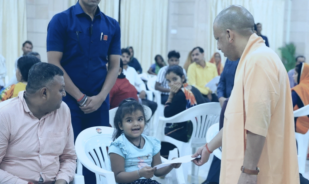 लखनऊ में जनता दर्शन के दौरान बच्ची ने की स्कूल में दाखिले की गुहार, सीएम योगी आदित्यनाथ ने दिया भरोसा