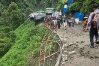 Major accident on Gaurikund-Kedarnath road 5 passengers buried under debris, two dead, three injured