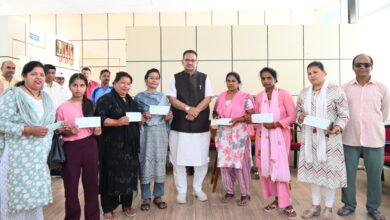 The needy of Mussoorie Assembly got relief, Cabinet Minister Ganesh Joshi distributed cheques for financial assistance