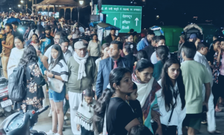 Tourists flocked to Mussoorie on the weekend, four kilometer long traffic jam, hotels full