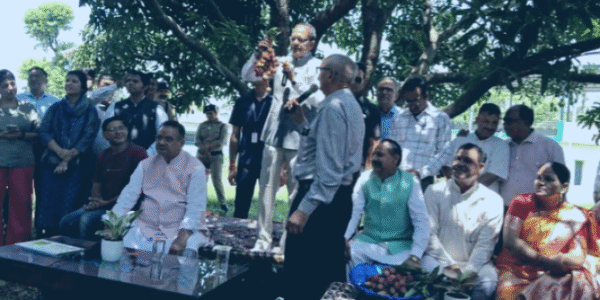 Union Agriculture Minister Shivraj Singh Chauhan met farmers at Pavwala Soda, listened to their problems while standing on a cot