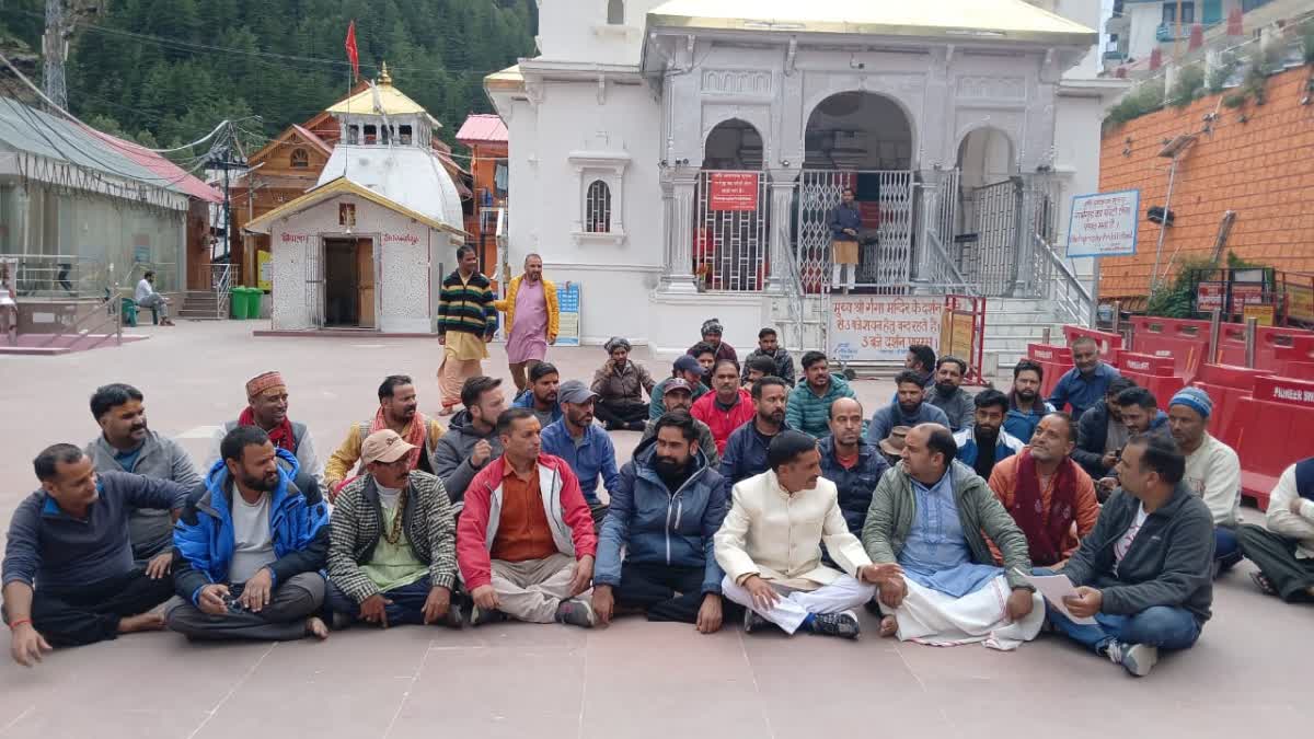 उत्तरकाशी: गंगोत्री धाम में तीर्थ पुरोहितों और व्यापारियों का प्रशासन के खिलाफ सांकेतिक धरना