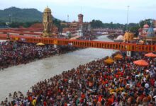 In Haridwar, a Muslim woman and a young woman who had returned to Hinduism (under the 'Ghar Wapsi' initiative) collected Kanwar water and set out amidst the chanting of Vedic mantras.