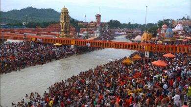 In Haridwar, a Muslim woman and a young woman who had returned to Hinduism (under the 'Ghar Wapsi' initiative) collected Kanwar water and set out amidst the chanting of Vedic mantras.