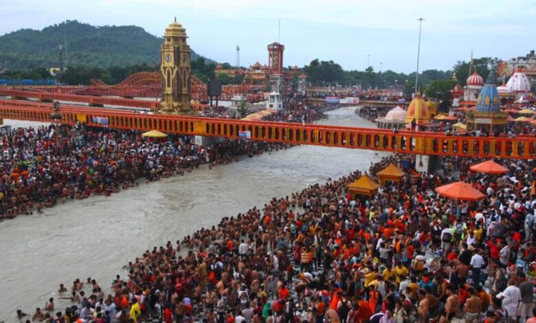 In Haridwar, a Muslim woman and a young woman who had returned to Hinduism (under the 'Ghar Wapsi' initiative) collected Kanwar water and set out amidst the chanting of Vedic mantras.