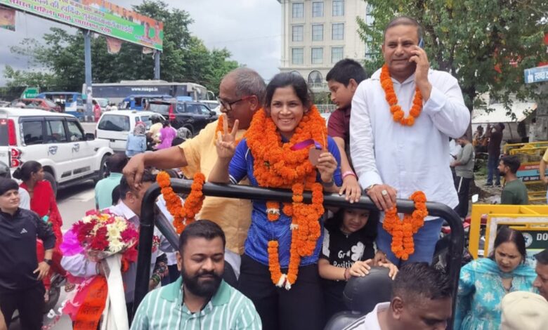 Grand welcome for Commonwealth Games medalist Unnati Sharma in Dehradun.