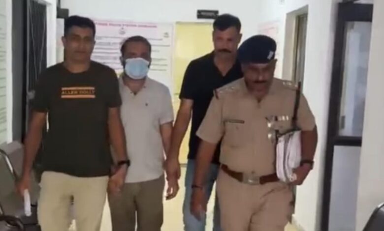 ₹3.20 crore cyber fraud via WhatsApp; accused arrested from Kolkata.