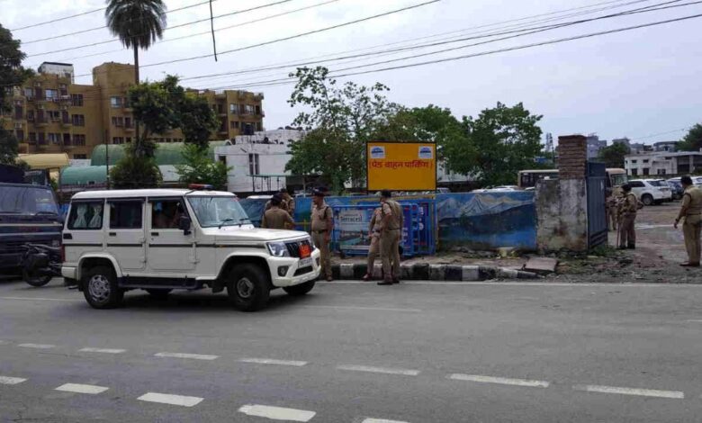 Firing at a roadside eatery on Bhagwanpur Bypass; four masked miscreants flee.