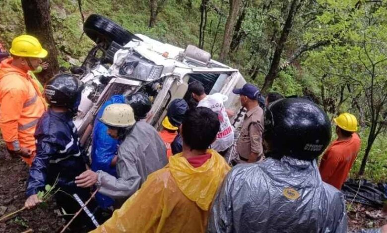 A Tempo Traveller carrying tourists from Faridabad returning from Mukteshwar plunged into a 100-meter-deep gorge; a journey of joy turned into tragedy.