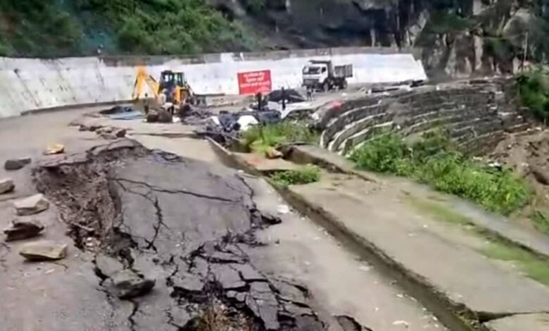 Risk of land subsidence increases on Kedarnath Highway; crisis reaches Rampur market.