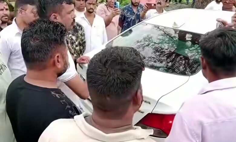 Allegation of banned meat found in a car in Sahaspur; VHP and Bajrang Dal activists create a ruckus.