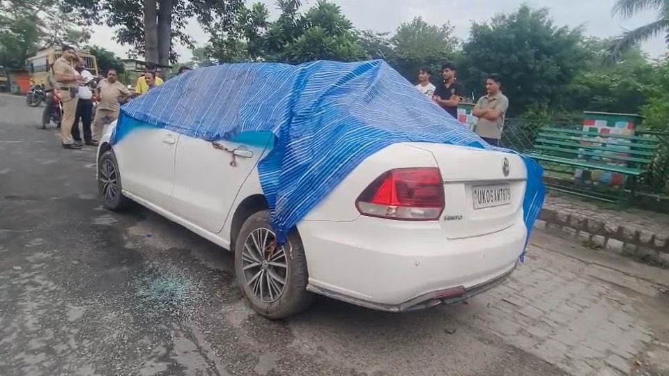 Youth Congress leader's car attacked in Ramnagar; seriously injured in assault.