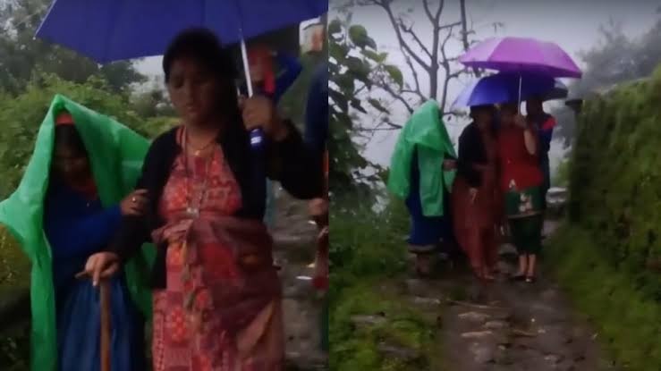 Villagers carried a pregnant woman for 6 km using a chair amidst heavy rain.