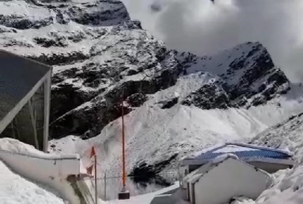 Season's first snowfall at Hemkund Sahib; weather changes in Rudraprayag due to heavy rain and fog.