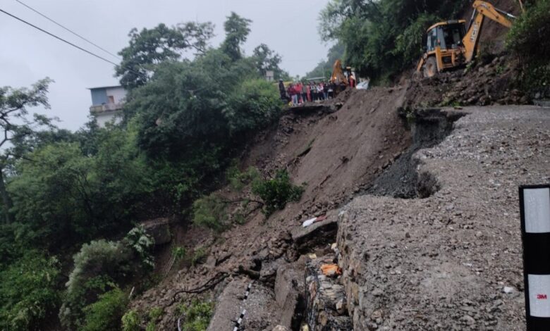 Impact of rain in Uttarakhand: Mussoorie-Dehradun route closed; over 50 vehicles stranded on the Tharali-Dewal road.
