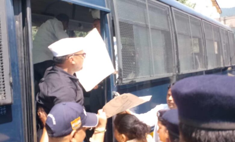 Uproar during the 'Seva Sankalp' program in Uttarkashi; Congress workers clash with the police.