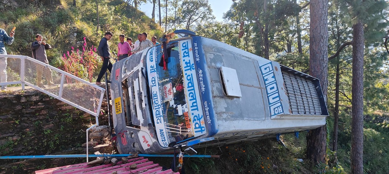 कोटद्वार-पौड़ी हाईवे पर खाई में गिरी बस, 30 यात्री थे सवार; सभी सुरक्षित निकाले गए