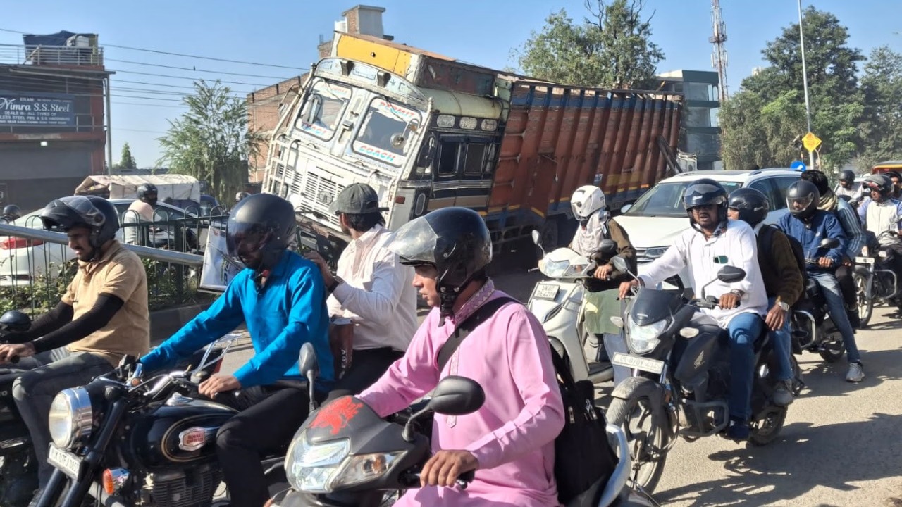 देहरादून: हरिद्वार बाईपास पर डिवाइडर पर चढ़ा ट्रक, लगा जाम