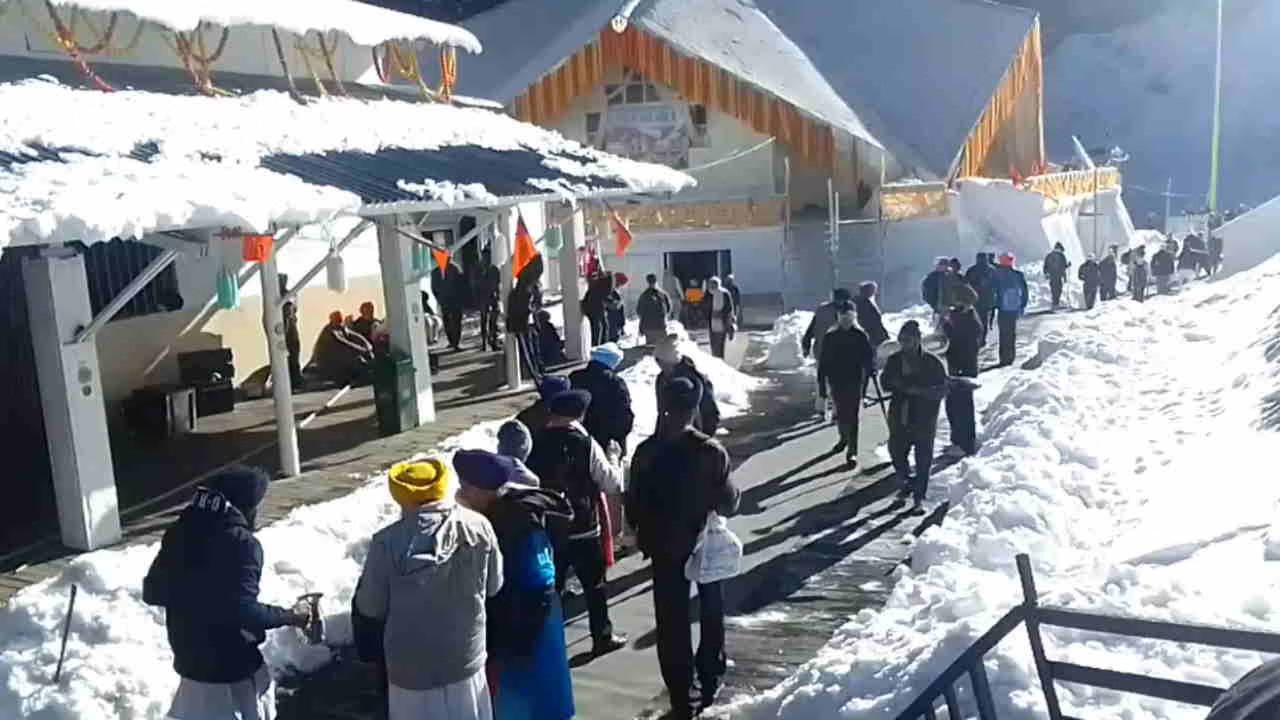 बर्फ की सफेद चादर में लिपटा हेमकुंड साहिब, अंतिम अरदास के साथ कपाट बंद