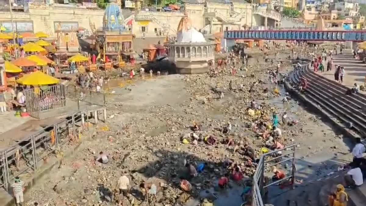 हरिद्वार में हरकी पैड़ी पर सूखी गंगनहर, आचमन भी मुश्किल, स्नान और अस्थि विसर्जन करने आए श्रद्धालु मायूस
